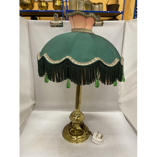 59 - A DECORATIVE BRASS LAMP BASE AND A VICTORIAN STYLE GREEN AND PINK FABRIC SHADE WITH FRINGE AND GREEN... 