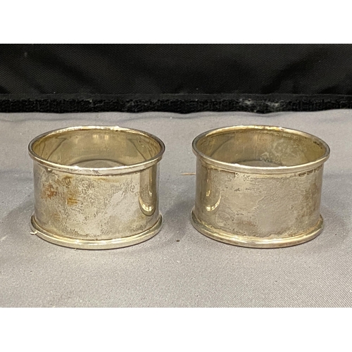 6A - SEVEN VARIOUS HALLMARKED SILVER NAPKIN RINGS TO INCLUDE TWO PAIRS OF BIRMINGHAM, A CHESTER, LONDON  ... 