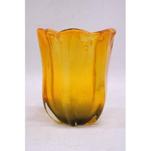 121 - AN AMBER COLOURED GLASS MURANO VASE, HEIGHT 16CM