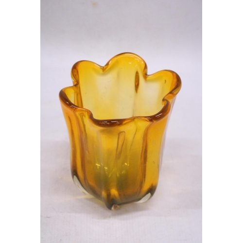 121 - AN AMBER COLOURED GLASS MURANO VASE, HEIGHT 16CM