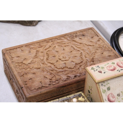 147 - FIVE BOXES TO INCLUDE A CARVED OAK WORK BOX, BOXED SET OF EIGHT NAPKIN RINGS, JEWELLERY BOX, ETC