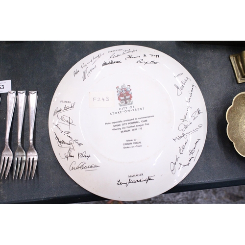 150 - A CROWN DUCAL PLATE TO COMMEMORATE STOKE CITY FOOTBALL CLUB WINNING THE FOOTBALL LEAGUE CUP 1971-72 ... 