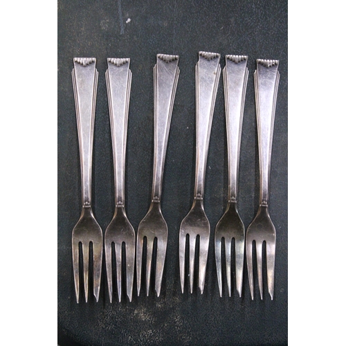 153 - A SET OF SIX ART DECO CAKE FORKS, STAMPED TO THE REVERSE