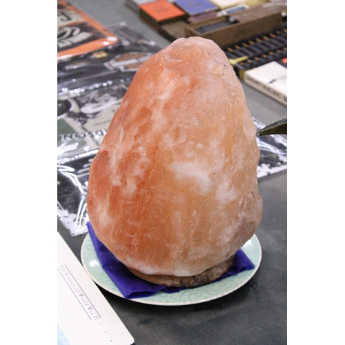 156 - A LARGE HIMILAYAN SALT CRYSTAL, SUITABLE FOR USE AS LAMP, BUT NO ELECTRICAL COMPONENTS INCLUDED. HEI... 