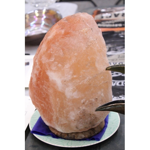 156 - A LARGE HIMILAYAN SALT CRYSTAL, SUITABLE FOR USE AS LAMP, BUT NO ELECTRICAL COMPONENTS INCLUDED. HEI... 