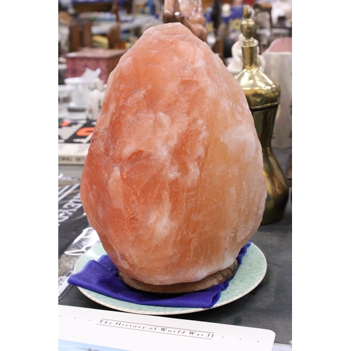 156 - A LARGE HIMILAYAN SALT CRYSTAL, SUITABLE FOR USE AS LAMP, BUT NO ELECTRICAL COMPONENTS INCLUDED. HEI... 