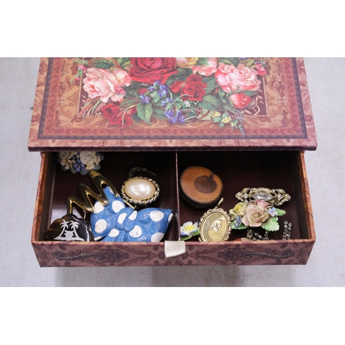 168 - A JEWELLERY BOX CONTAINING VINTAGE BROOCHES