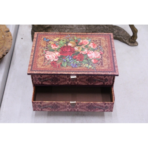 168 - A JEWELLERY BOX CONTAINING VINTAGE BROOCHES