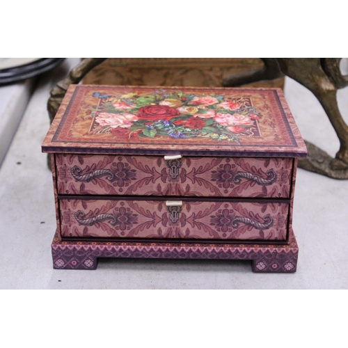 168 - A JEWELLERY BOX CONTAINING VINTAGE BROOCHES