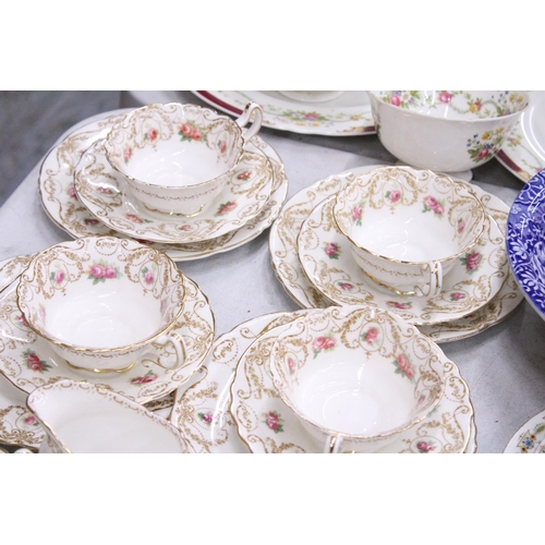 189 - SIX VINTAGE ROYAL DOULTON 'PINK ROSEBUD' TRIOS, A MILK JUG, SUGAR BOWL AND CAKE PLATE PLUS A QUANTIT... 