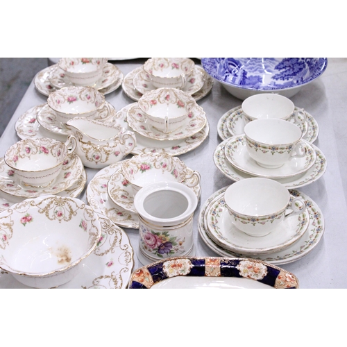 189 - SIX VINTAGE ROYAL DOULTON 'PINK ROSEBUD' TRIOS, A MILK JUG, SUGAR BOWL AND CAKE PLATE PLUS A QUANTIT... 