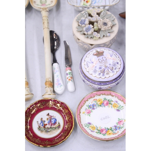 198 - A QUANTITY OF CERAMICS TO INCLUDE FLORAL POSIES, BLUSH IVORY SERVERS, BELLS, PIN TRAYS, TRINKET BOXE... 