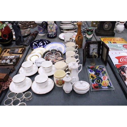 204 - A MIXED LOT OF CERAMICS, ETC TO INCLUDE, THE QUEEN'S GOLDEN JUBILEE CUPS AND SAUCERS, CABINET PLATES... 