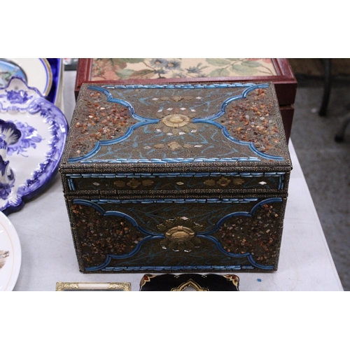 208 - TWO LARGE AND THREE SMALL BOXES TO INCLUDE A VINTAGE PAPIER MACHE WITH MOTHER OF PEARL DECORATION, E... 