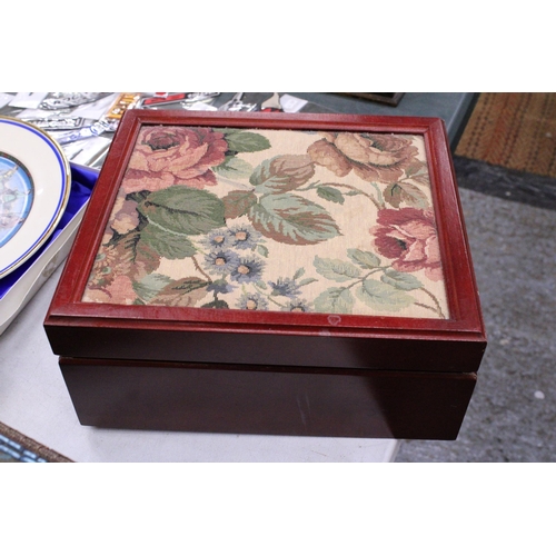 208 - TWO LARGE AND THREE SMALL BOXES TO INCLUDE A VINTAGE PAPIER MACHE WITH MOTHER OF PEARL DECORATION, E... 