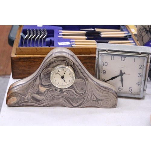 213 - TWO CLOCKS TO INCLUDE A HEAVY MARBLED STONE AND A NEWGATE ART DECO STYLE WITH BATTERY MOVEMENT