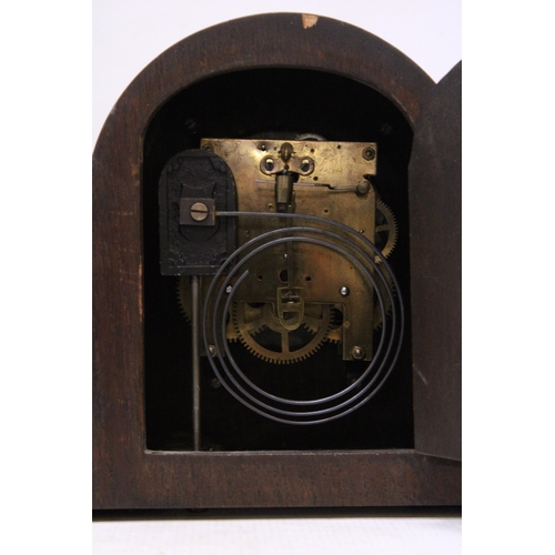 219 - A VINTAGE MAHOGANY CASED MANTLE CLOCK WITH PENDULUM AND KEY