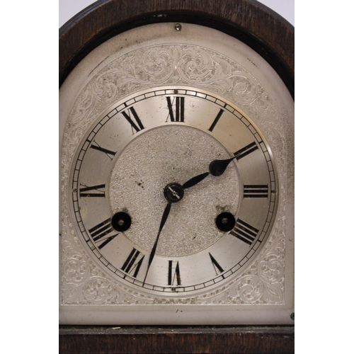 219 - A VINTAGE MAHOGANY CASED MANTLE CLOCK WITH PENDULUM AND KEY