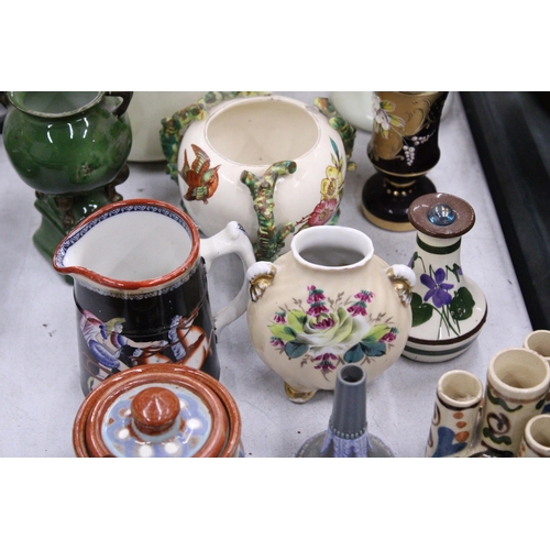 229 - A QUANTITY OF CERAMIC AND STUDIO POTTERY TO INCLUDE VASES, A BISCUIT BARREL, JUG, ETC