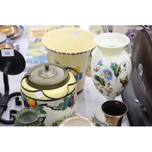 229 - A QUANTITY OF CERAMIC AND STUDIO POTTERY TO INCLUDE VASES, A BISCUIT BARREL, JUG, ETC