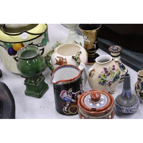 229 - A QUANTITY OF CERAMIC AND STUDIO POTTERY TO INCLUDE VASES, A BISCUIT BARREL, JUG, ETC