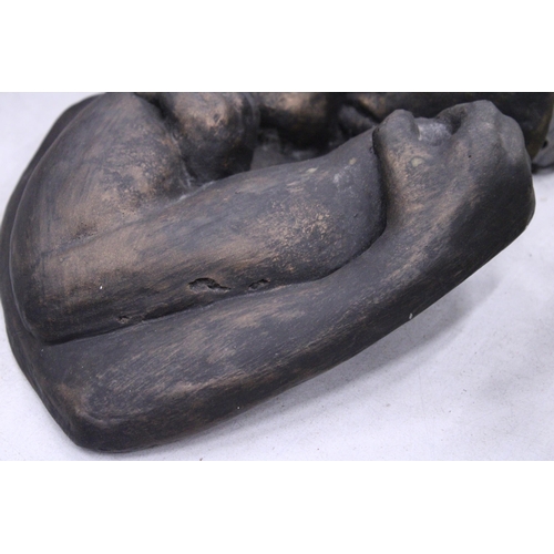 231 - A RESIN SCULPTURE OF A COUPLE, HEIGHT 30CM