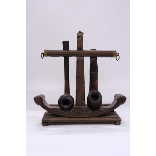 238 - A VINTAGE WOODEN PIPE HOLDER WITH PIPES