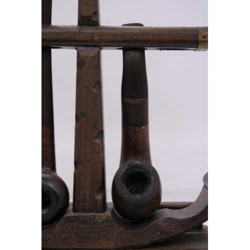 238 - A VINTAGE WOODEN PIPE HOLDER WITH PIPES