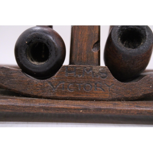 238 - A VINTAGE WOODEN PIPE HOLDER WITH PIPES