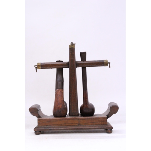 238 - A VINTAGE WOODEN PIPE HOLDER WITH PIPES