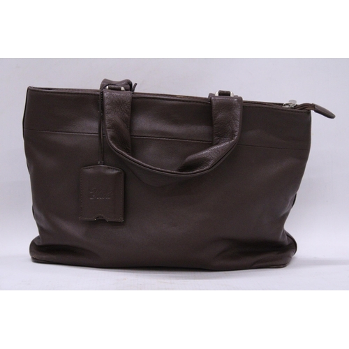 249 - AN AS NEW YOSHI LEATHER HANDBAG IN BROWN WITH FLORAL LINING