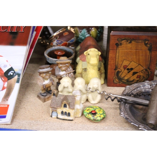 256 - A QUANTITY OF CERAMICS TO INCLUDE FIGURES, NURLINGTON WARE TOBY JUG, MUGS, VINTAGE CORKSCREWS, ETC