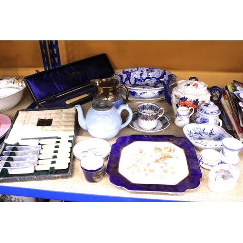 258 - A MIXED LOT OF VINTAGE ITEMS TO INCLUDE CASED FLATWARE, TEAPOTS, PLATES, BOWLS, ETC