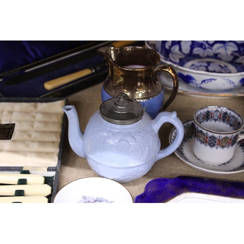 258 - A MIXED LOT OF VINTAGE ITEMS TO INCLUDE CASED FLATWARE, TEAPOTS, PLATES, BOWLS, ETC