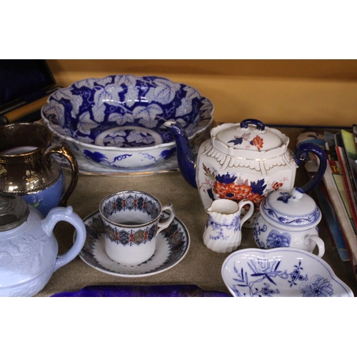 258 - A MIXED LOT OF VINTAGE ITEMS TO INCLUDE CASED FLATWARE, TEAPOTS, PLATES, BOWLS, ETC