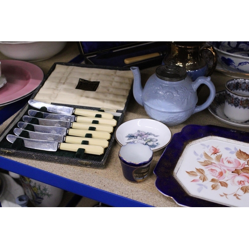 258 - A MIXED LOT OF VINTAGE ITEMS TO INCLUDE CASED FLATWARE, TEAPOTS, PLATES, BOWLS, ETC