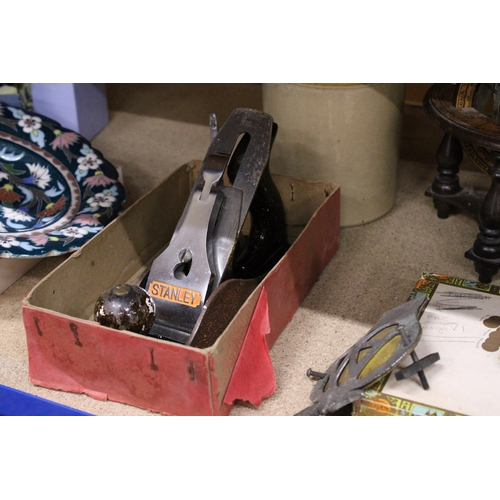 262 - A MIXED LOT TO INCLUDE A STANLEY PLANE, VINTAGE AA CAR BADGE, AN ARMILLARY SPHERE, TINS, ETC