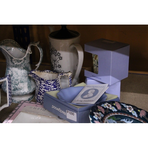 263 - A QUANTITY OF CERAMICS TO INCLUDE COFFEE POTS, JUGS, TWO BOXED WEDGWOOD MUGS, BOXED ROASTING DISH, W... 