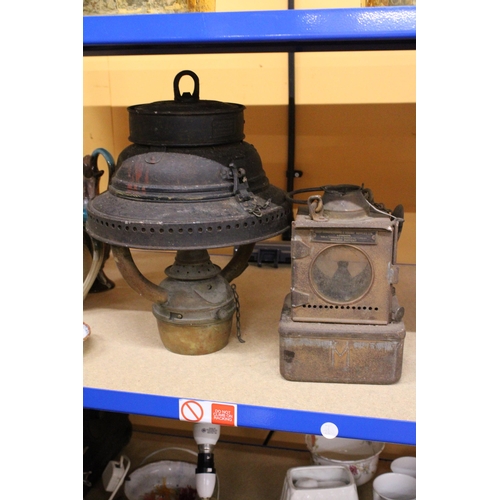 266 - A VINTAGE RAILWAY LAMP WITH THE MAKERS LABEL, LAMP MANUFACTURING AND RAILWAY SUPPLIES LTD, LONDON AN... 