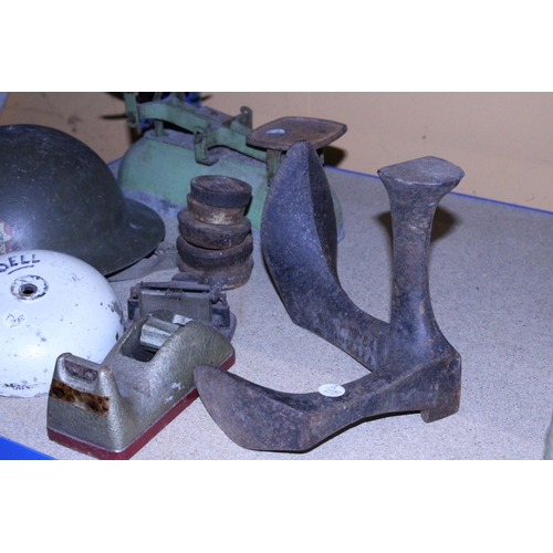 271 - A QUANTITY OF VINTAGE ITEMS TO INCLUDE A FIREMAN'S HELMET, A SHOE LAST, WEIGHTS, BELL, ETC