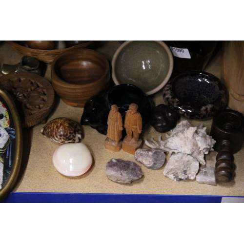 280 - A MIXED LOT TO INCLUDE TWO JAPANESE WATERCOLOURS IN OVAL FRAMES, WOODEN BOWLS, EGGS, SHELLS, ETC