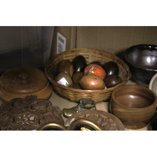 280 - A MIXED LOT TO INCLUDE TWO JAPANESE WATERCOLOURS IN OVAL FRAMES, WOODEN BOWLS, EGGS, SHELLS, ETC