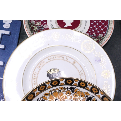 281 - FOUR CABINET PLATES TO INCLUDE TWO GREEK IZNIC STYLE AND TWO FEATURING THE LATE QUEEN