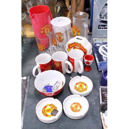 284 - A COLLECTION OF MANCHESTER UNITED MERCHANDISE TO INCLUDE GLASSES, JUGS, MUGS, ASHTRAYS, KEYRINGS, ET... 