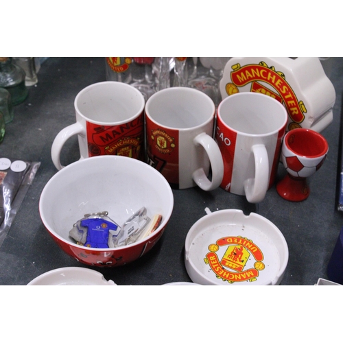 284 - A COLLECTION OF MANCHESTER UNITED MERCHANDISE TO INCLUDE GLASSES, JUGS, MUGS, ASHTRAYS, KEYRINGS, ET... 