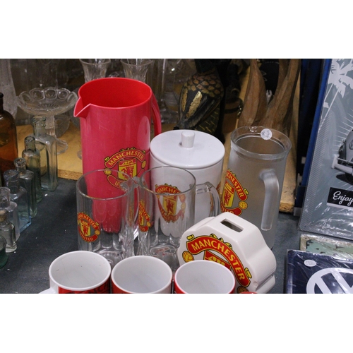 284 - A COLLECTION OF MANCHESTER UNITED MERCHANDISE TO INCLUDE GLASSES, JUGS, MUGS, ASHTRAYS, KEYRINGS, ET... 