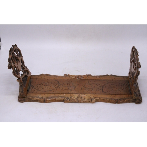 61 - A FINELY CARVED BLACK FOREST STYLE EXTENDABLE BOOKEND