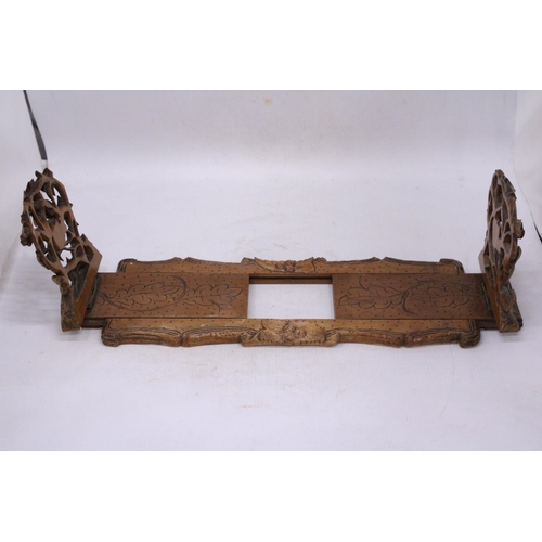 61 - A FINELY CARVED BLACK FOREST STYLE EXTENDABLE BOOKEND