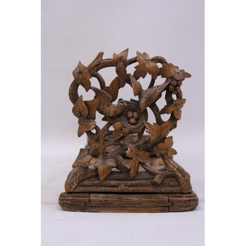 61 - A FINELY CARVED BLACK FOREST STYLE EXTENDABLE BOOKEND