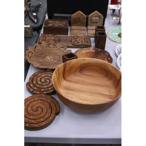 97 - A QUANTITY OF TREEN TO INCLUDE TWO DOUBLE SNAKE TRIVETS, INLAID PIERCED HAND CARVED BOWL, WOODEN BOO... 